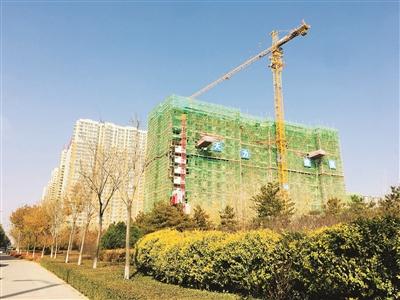 前三季度,我省房地产开发投资增速加快.图为省城太原某在建楼盘.